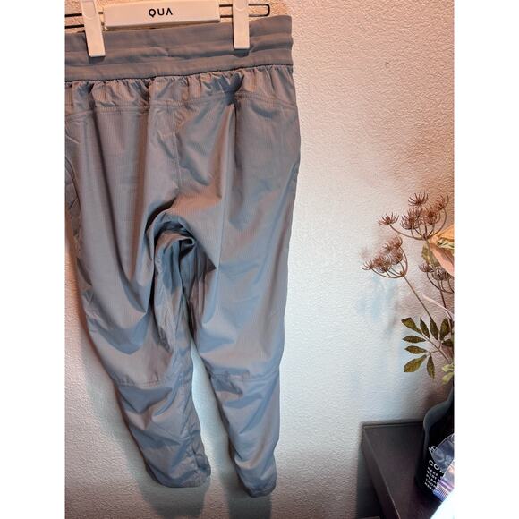 EUC Lululemon Beyond the Studio Crop Pants Grey Size 6‎ - Picture 2 of 3
